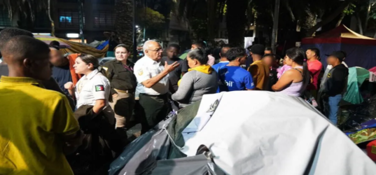 Segob descarta presiones a migrantes para desalojar Plaza Giordano Bruno