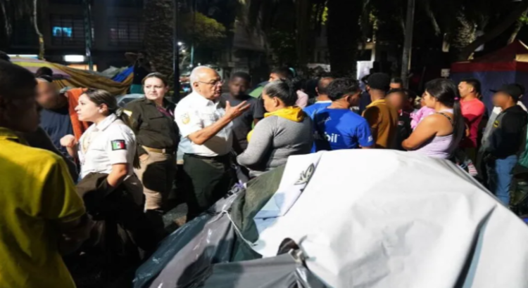 Segob descarta presiones a migrantes para desalojar Plaza Giordano Bruno