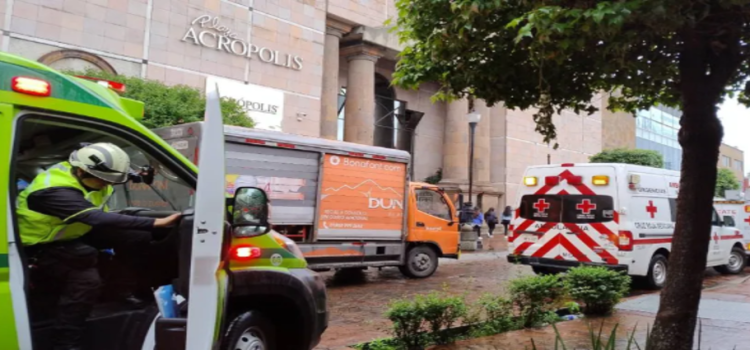 Mujeres quedaron atrapadas en elevador de Toluca por falla eléctrica