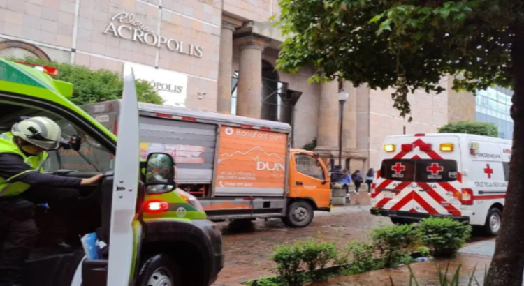 Mujeres quedaron atrapadas en elevador de Toluca por falla eléctrica