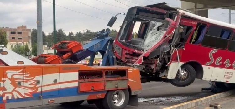 Autobús choca contra estructura del Tren Interurbano México-Toluca