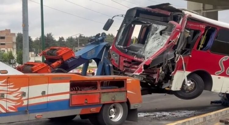 Autobús choca contra estructura del Tren Interurbano México-Toluca