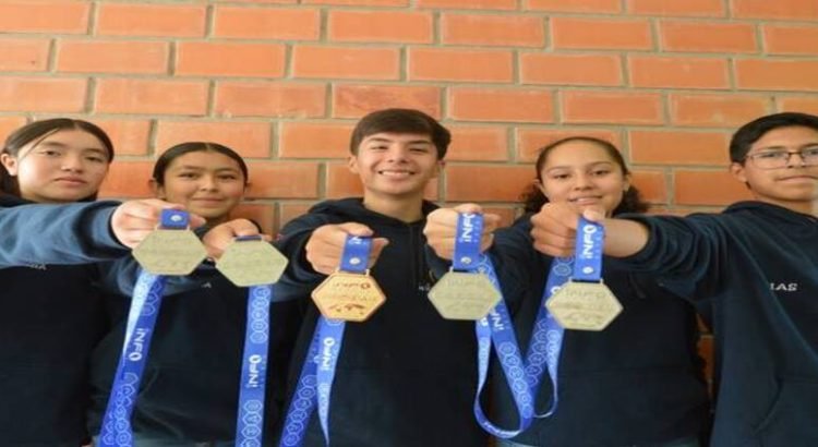 Estudiantes toluqueños obtienen medallas de oro y plata en robótica