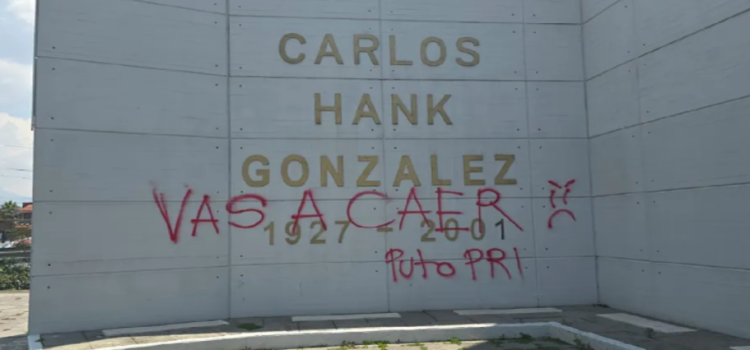 Detienen a 3 acusados de dañar monumento a Carlos Hank González, en Toluca