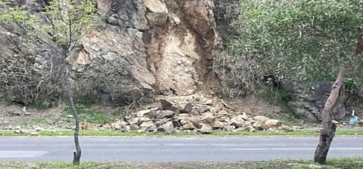 Piedras se desprenden del cerro de Apinahuizco en Toluca