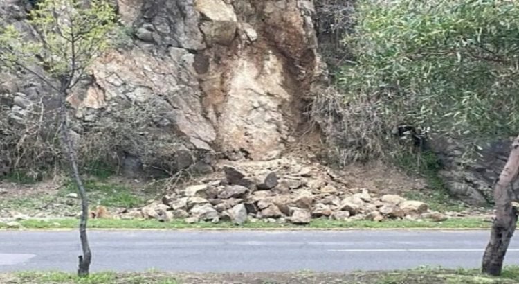 Piedras se desprenden del cerro de Apinahuizco en Toluca
