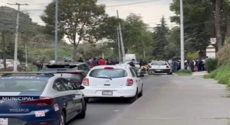 Habitantes de Zopilocalco bloquearon Paseo de los Matlazincas por falta de agua en Toluca
