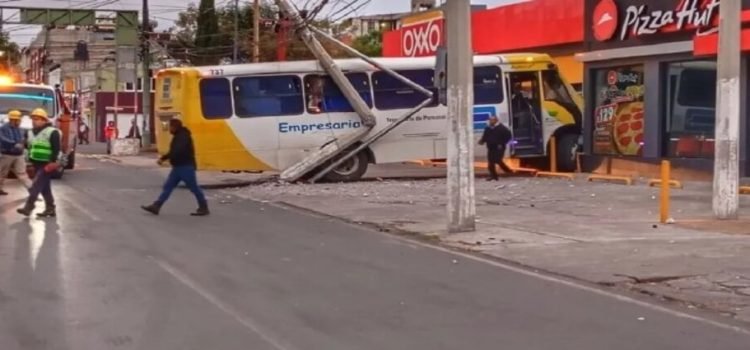 Autobús chocó contra Oxxo en Toluca; hay 14 lesionados