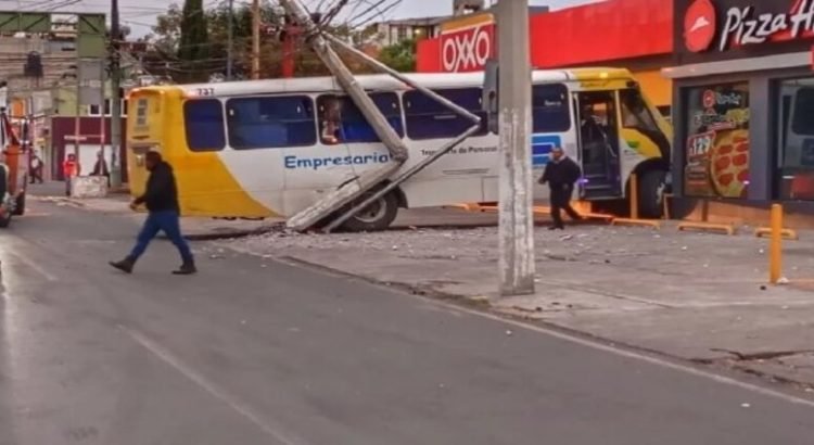 Autobús chocó contra Oxxo en Toluca; hay 14 lesionados