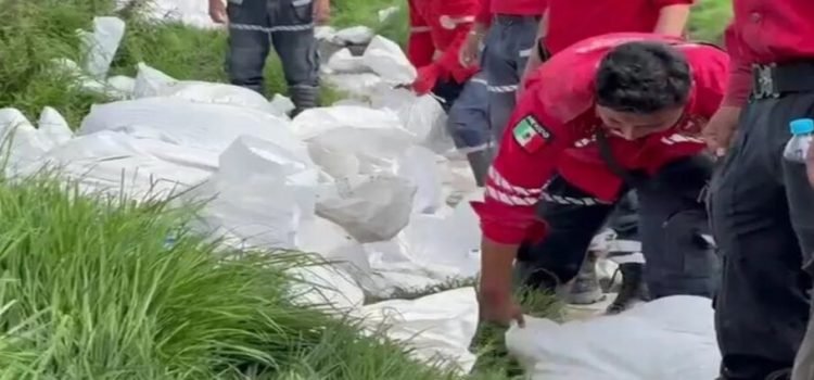 Solucionan con costales de arena para evitar inundaciones a 128 familias de Toluca
