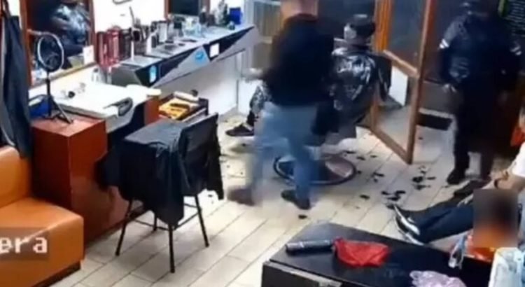 Captan asalto a barbería en presencia de un menor en Toluca