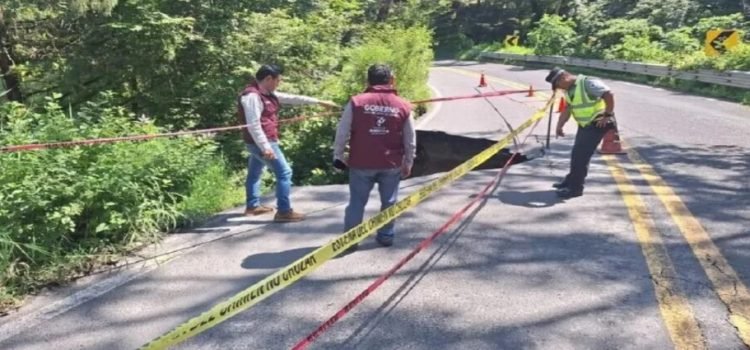 SEMOV inicia reparación de socavón y deslave en carretera federal Toluca-Ciudad Altamirano