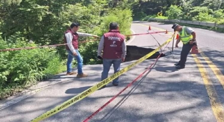 SEMOV inicia reparación de socavón y deslave en carretera federal Toluca-Ciudad Altamirano