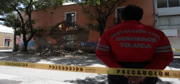 Fachada de casa antigua colapsa por lluvias en Toluca