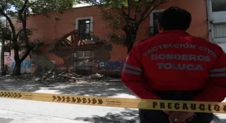 Fachada de casa antigua colapsa por lluvias en Toluca