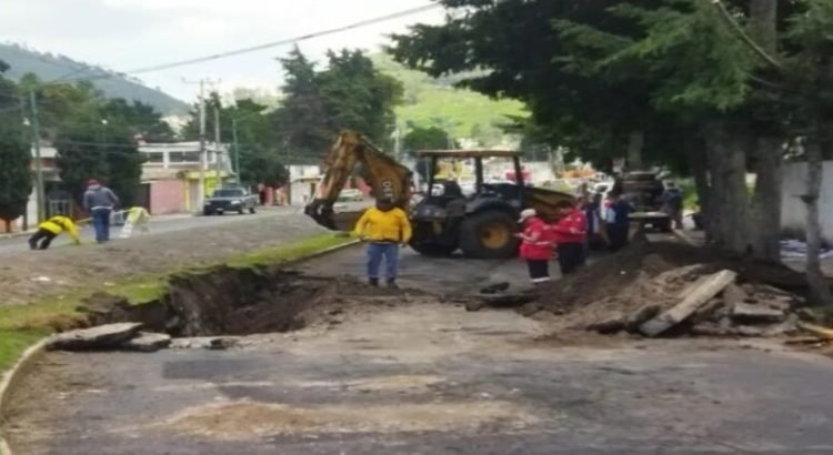 Se abre mega socavón en Toluca