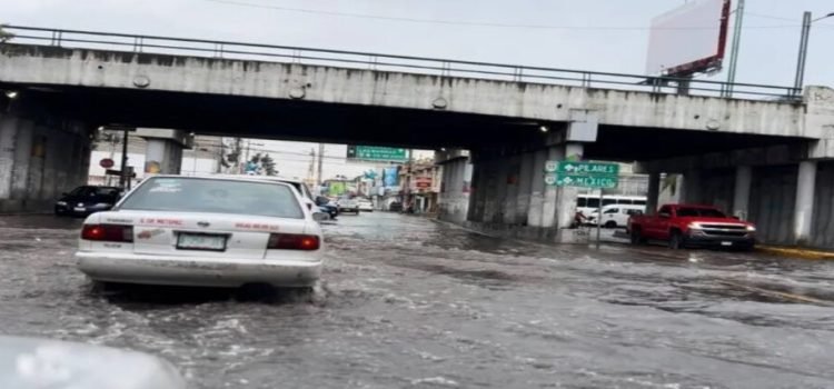 Intensas lluvias afectan vías principales de Toluca