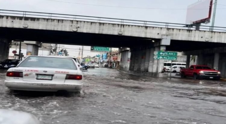 Intensas lluvias afectan vías principales de Toluca