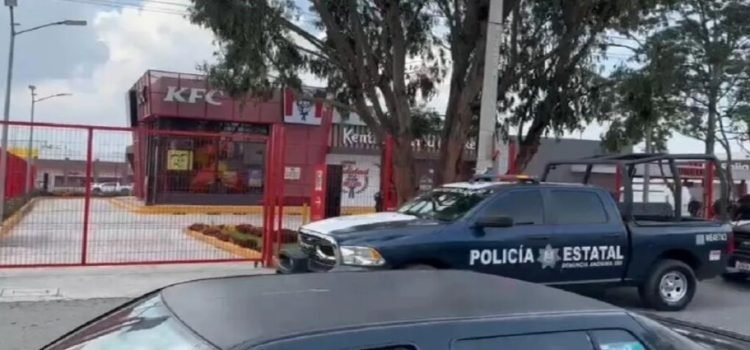 Victiman a mujer a balazos al interior de KFC en Toluca