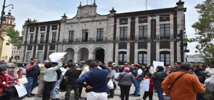 Habitantes de Toluca se manifiestan en desacuerdo por la compra de calentadores con recursos para agua