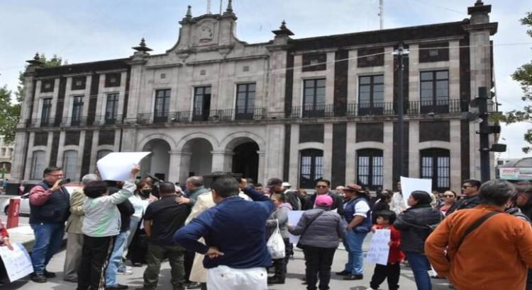 Habitantes de Toluca se manifiestan en desacuerdo por la compra de calentadores con recursos para agua