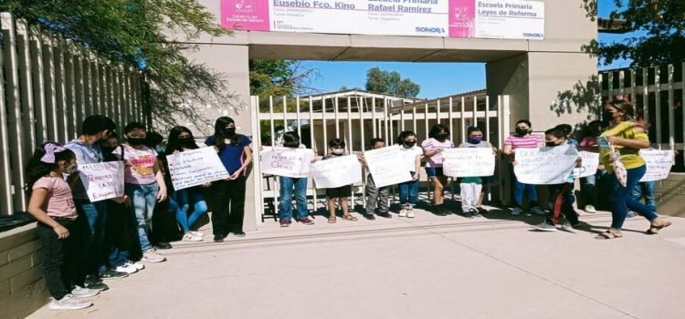Padres de familia de Toluca exigen cambios en alumnos de educación básica
