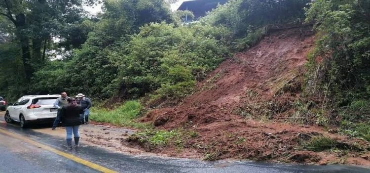 Siguen trabajando en deslave de la autopista México-Toluca