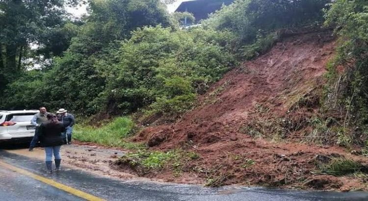 Siguen trabajando en deslave de la autopista México-Toluca