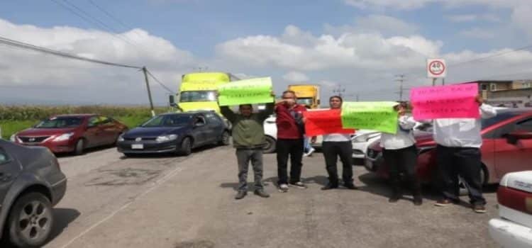 Taxistas se manifiestan contra baches en Toluca