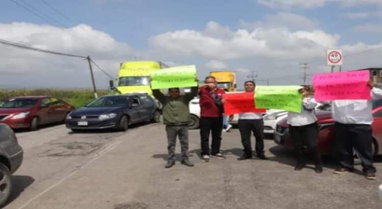 Taxistas se manifiestan contra baches en Toluca