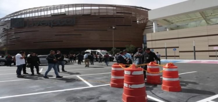 Captan a sujeto mientras agredía a pareja en centro comercial de Toluca