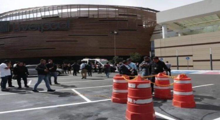 Captan a sujeto mientras agredía a pareja en centro comercial de Toluca