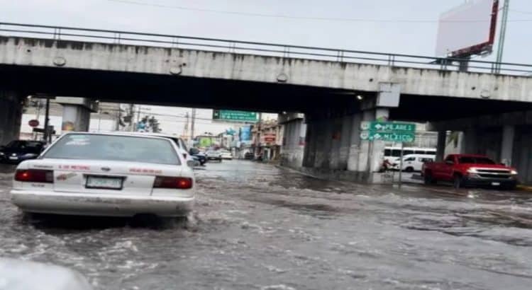 Mujer quedó atrapada tras inundación en Paseo Tollocan, Toluca