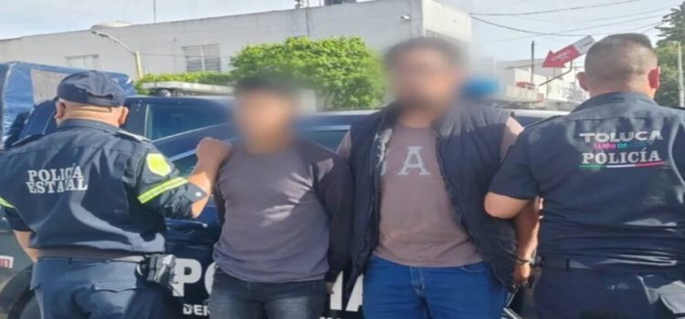 Detienen a 2 policías por presuntamente robar a un negocio en Toluca