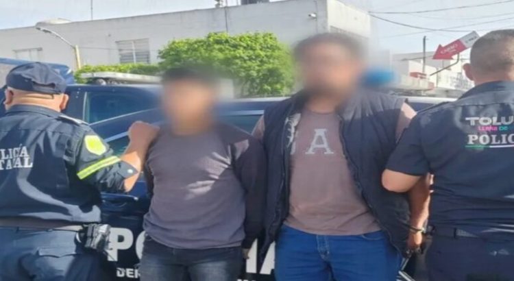 Detienen a 2 policías por presuntamente robar a un negocio en Toluca