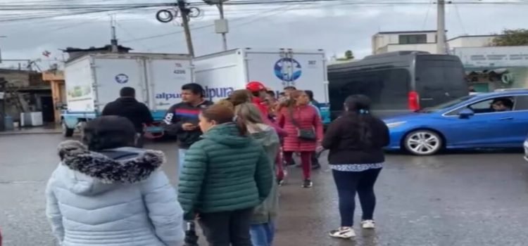 Habitantes de colonia Sauces exigen reencarpetamiento tras baches por lluvias en Toluca