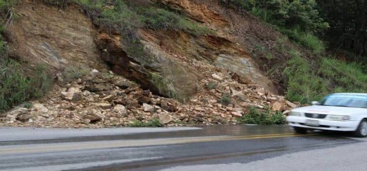 Derrumbes en autopista Toluca-Tejupilco ponen en riesgo a automovilistas