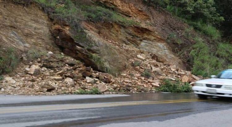 Derrumbes en autopista Toluca-Tejupilco ponen en riesgo a automovilistas