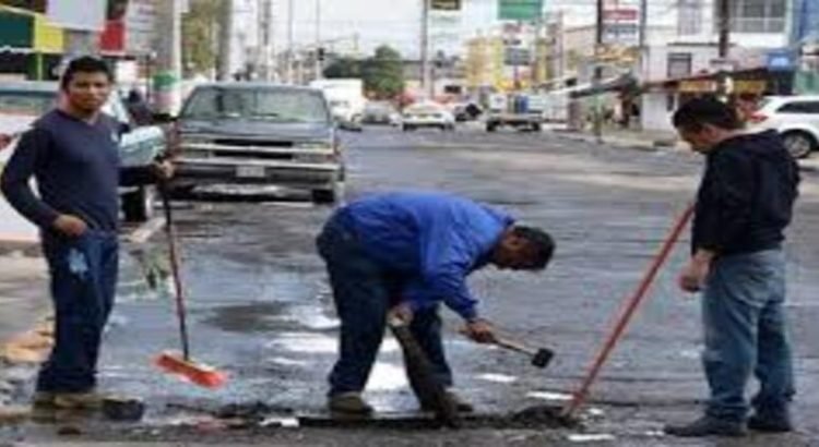 Habitantes de Toluca toman acciones contra baches
