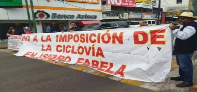 Comerciantes protestan contra inicio de construcción de ciclovía de Isidro Fabela en Toluca