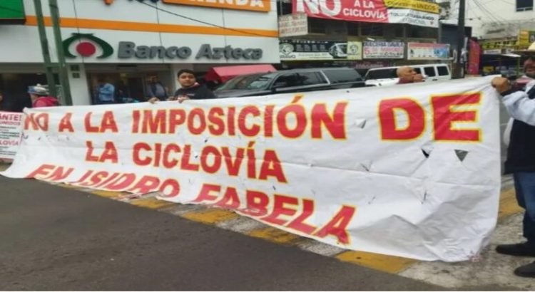 Comerciantes protestan contra inicio de construcción de ciclovía de Isidro Fabela en Toluca