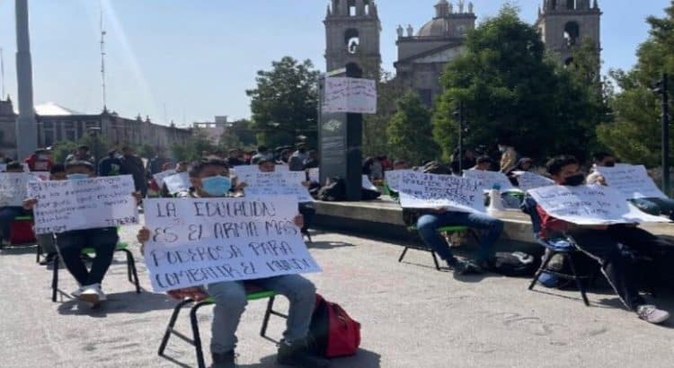 Estudiante se desmaya durante plantón en Toluca; huelga de hambre continúa