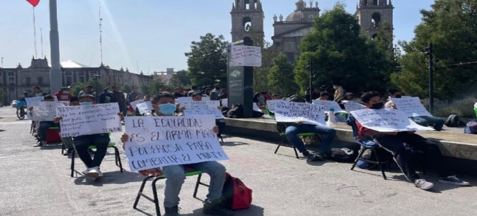 Estudiante se desmaya durante plantón en Toluca; huelga de hambre continúa