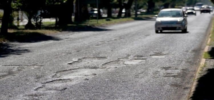 Ciudadanos denuncian daños a sus vehículos por baches sin reparar en Toluca