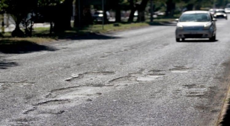 Ciudadanos denuncian daños a sus vehículos por baches sin reparar en Toluca