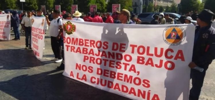 Bomberos de Toluca siguen sin llegar a un acuerdo de pagos pendientes