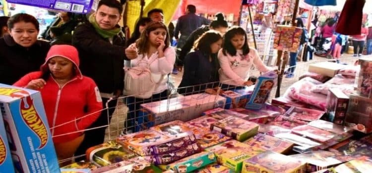 Venta de juguetes inunda las calles de Toluca; reportan precios con aumento