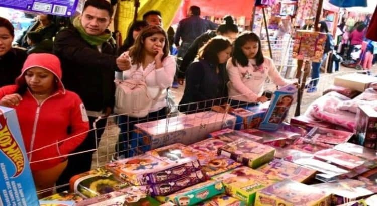 Venta de juguetes inunda las calles de Toluca; reportan precios con aumento