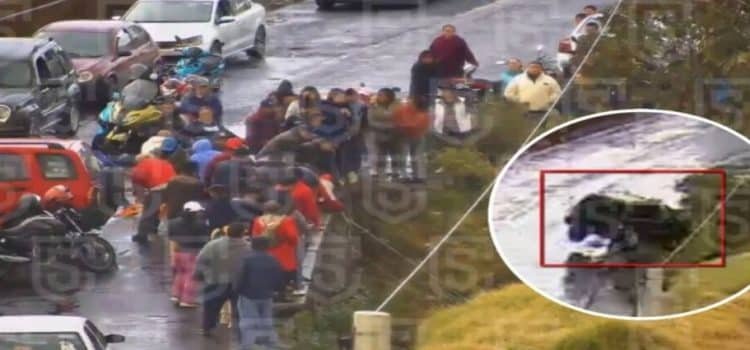 Automovilista cayó en arroyo de Toluca; vecinos ayudaron en rescate