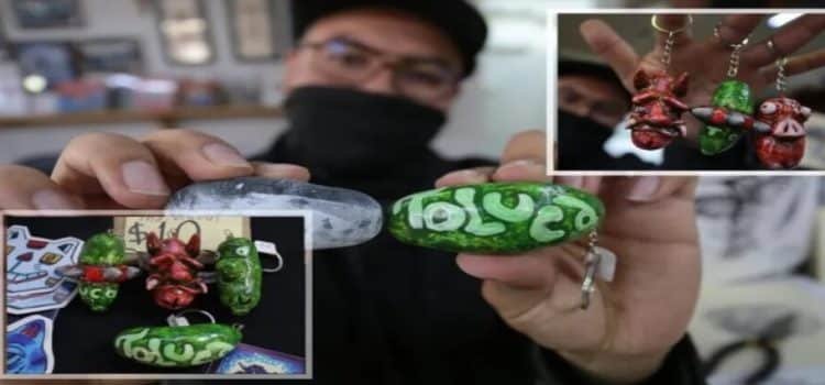 Joven egresado de la carrera de artes plásticas de la UAEMEX, populariza llaveros toluqueños